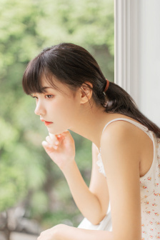 丰满少妇张开大白腿摄影图片